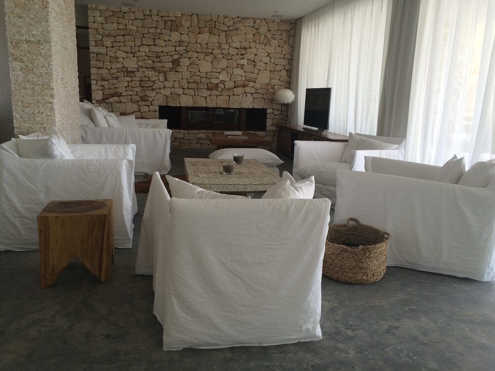 Salon blanc, pierre et cheminée, Can Ché