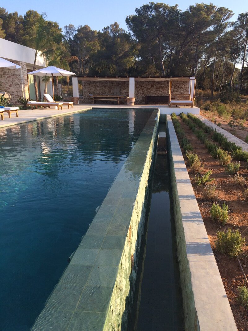 Can Ché — pergola fleurie et jardin méditerranéen