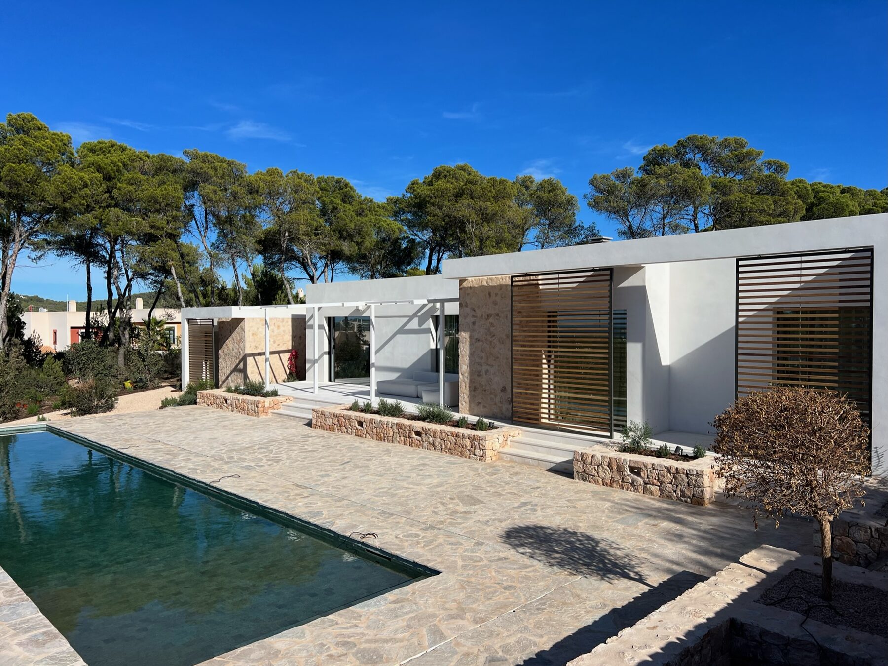 Villa Chacha, piscine à débordement et jardin en paliers de pierre sèche