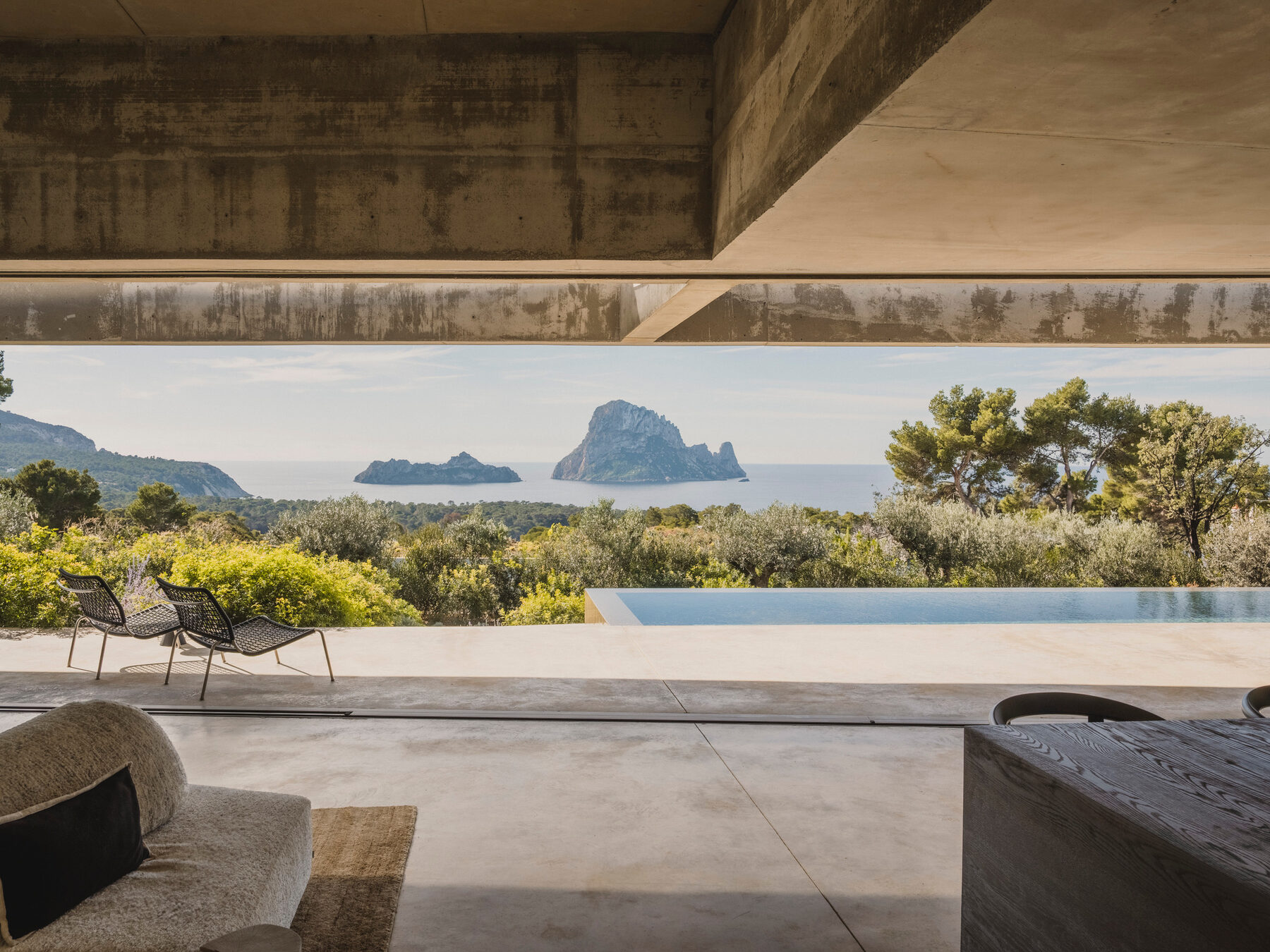 Villa Kobalt, salon ouvert sur la piscine à débordement face à Es Vedrà