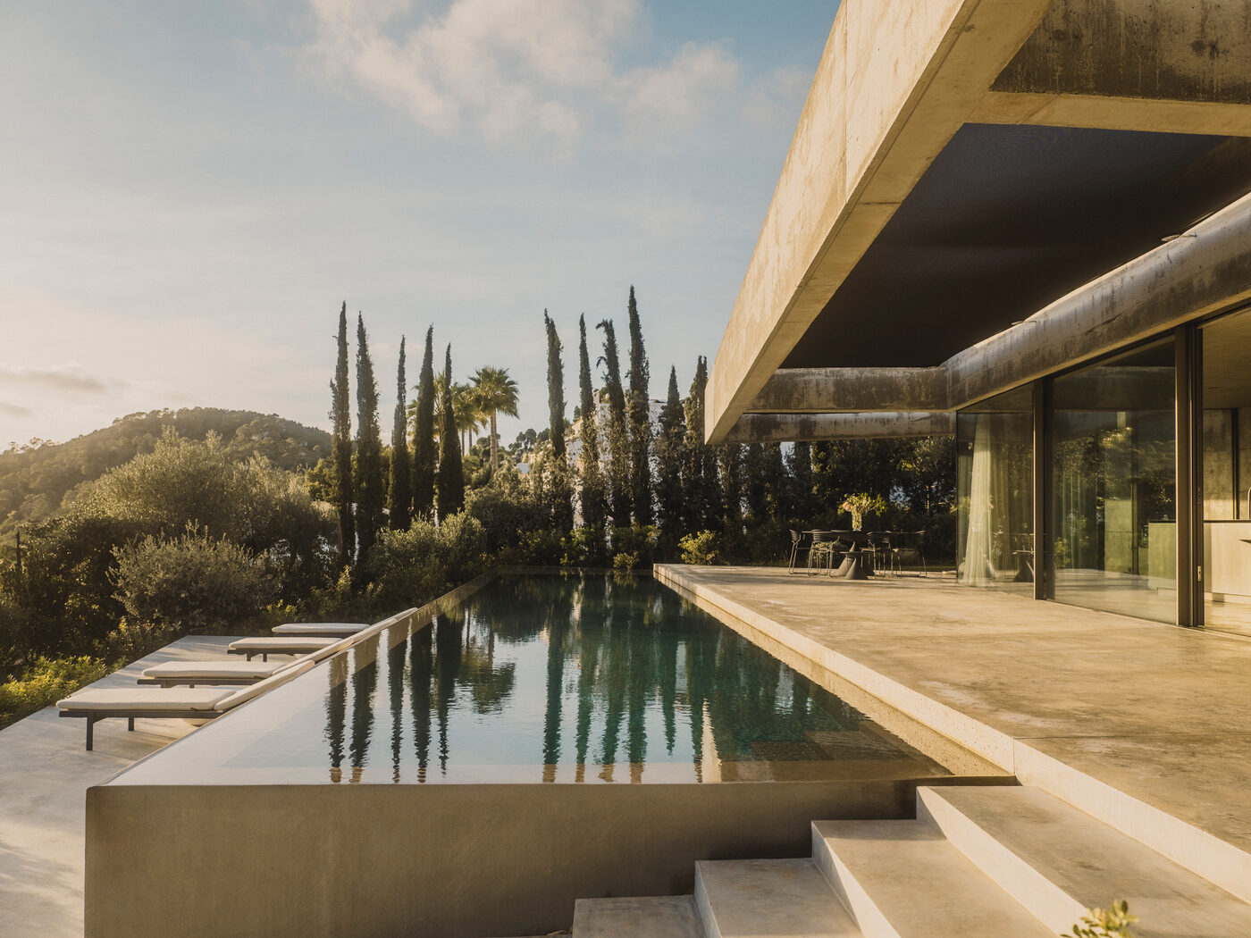 Piscine à débordement et façade en béton brut, Villa Kobalt