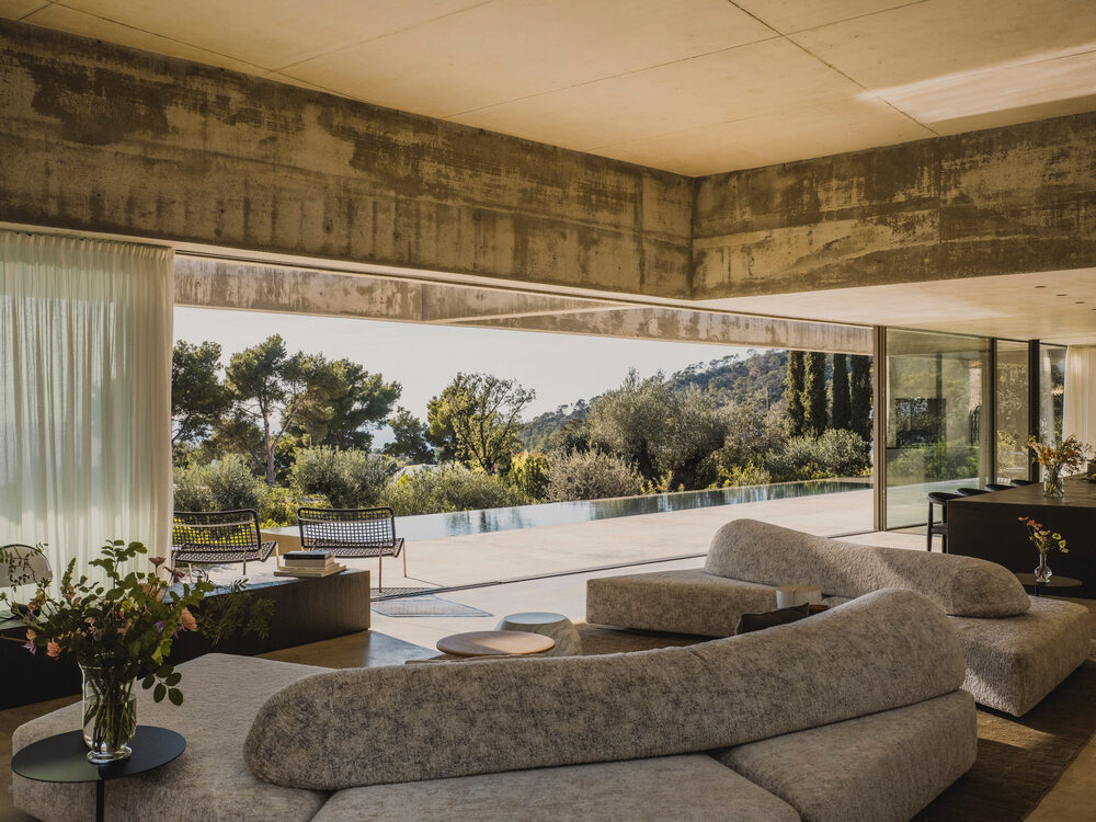 Salon ouvert sur le jardin et la piscine, Villa Kobalt