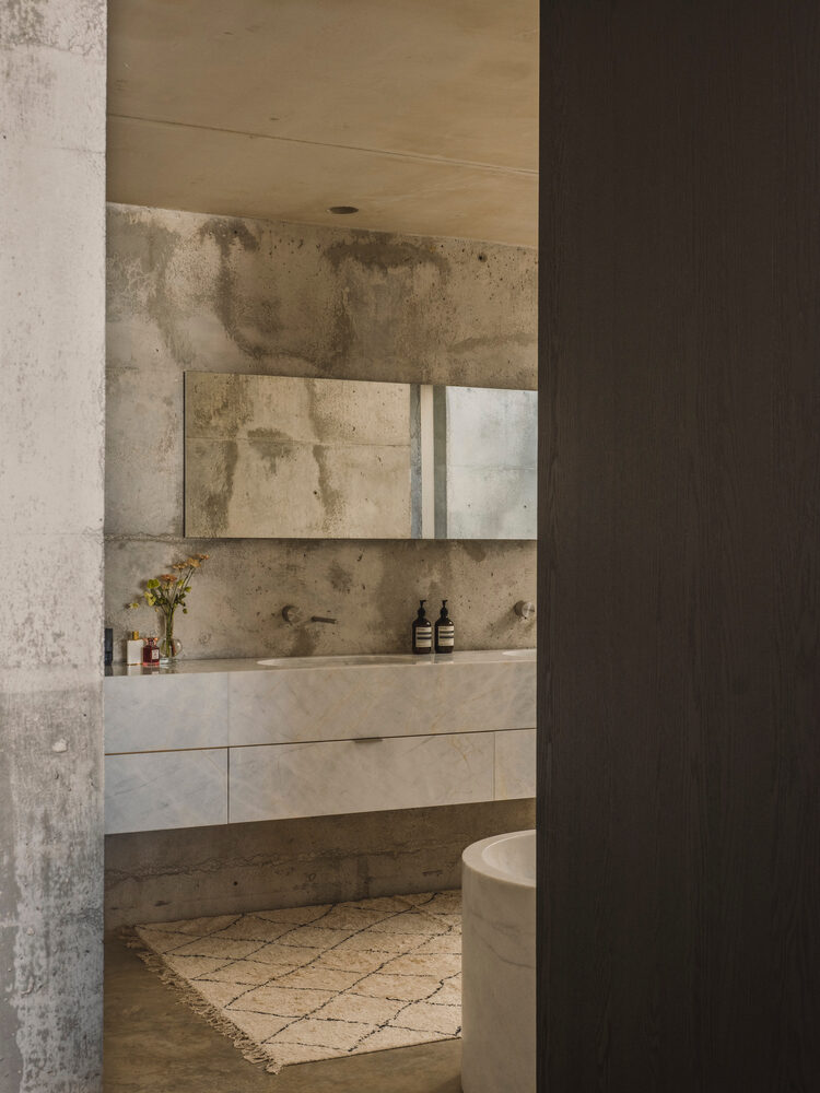 Salle de bains en béton et pierre, Villa Kobalt