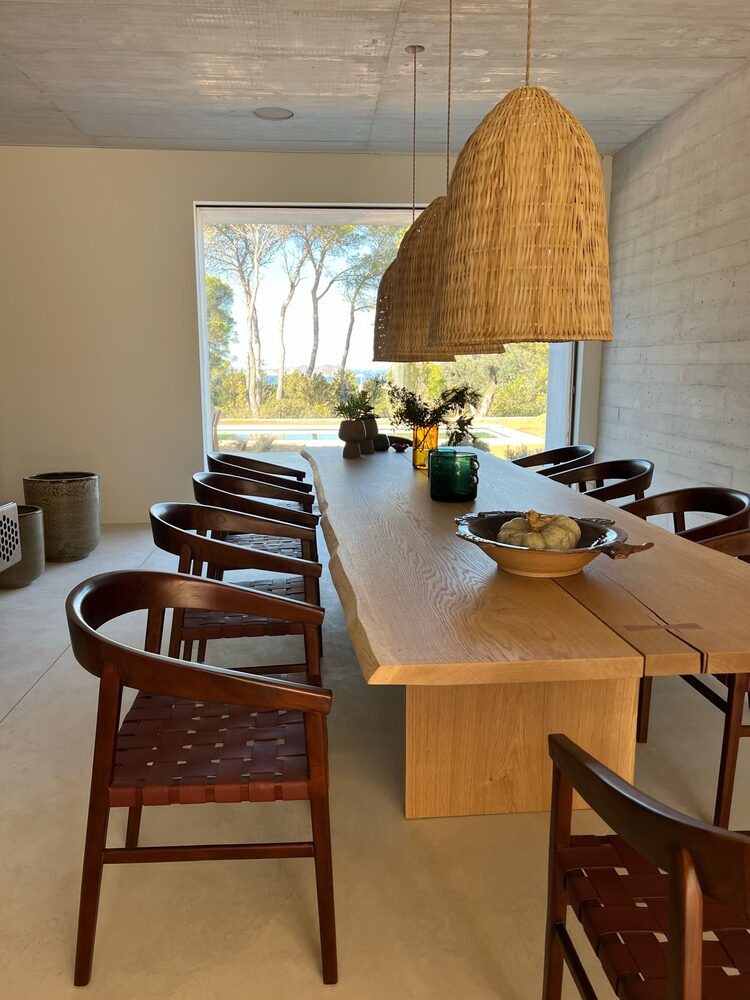 Grande table à manger en bois et vue pinède, Es Rasus