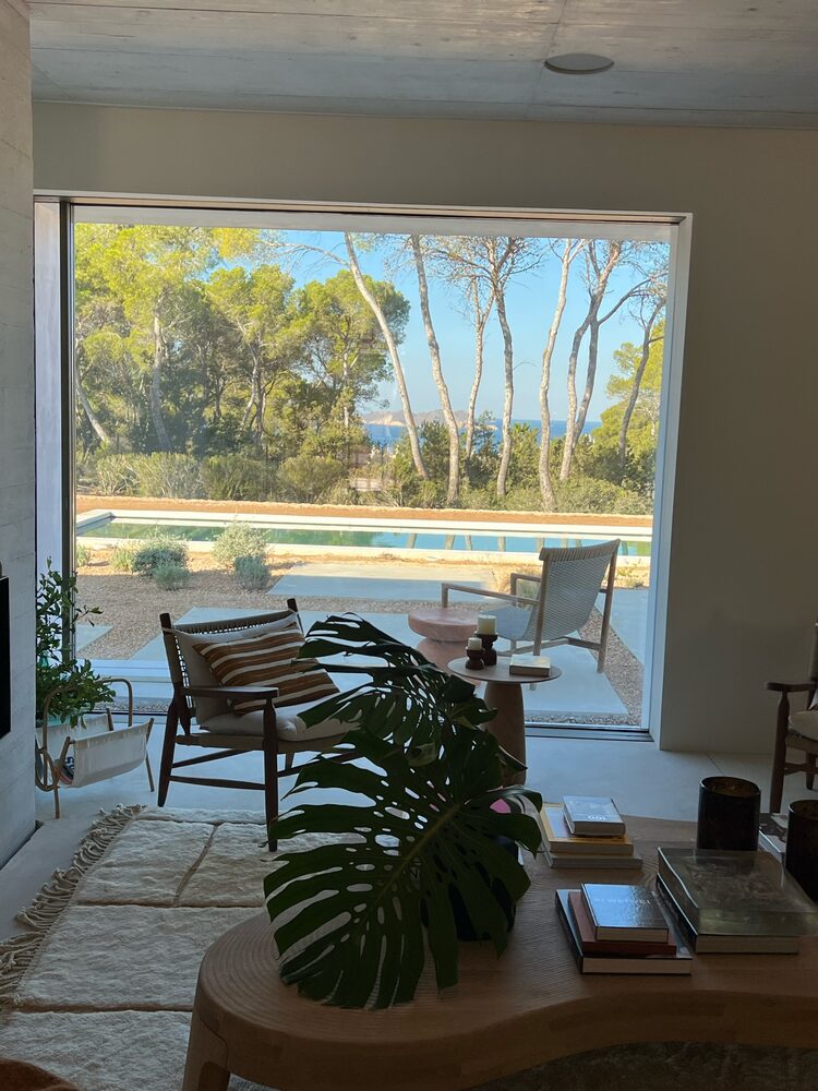 Salon avec vue sur la piscine et la pinède, Es Rasus