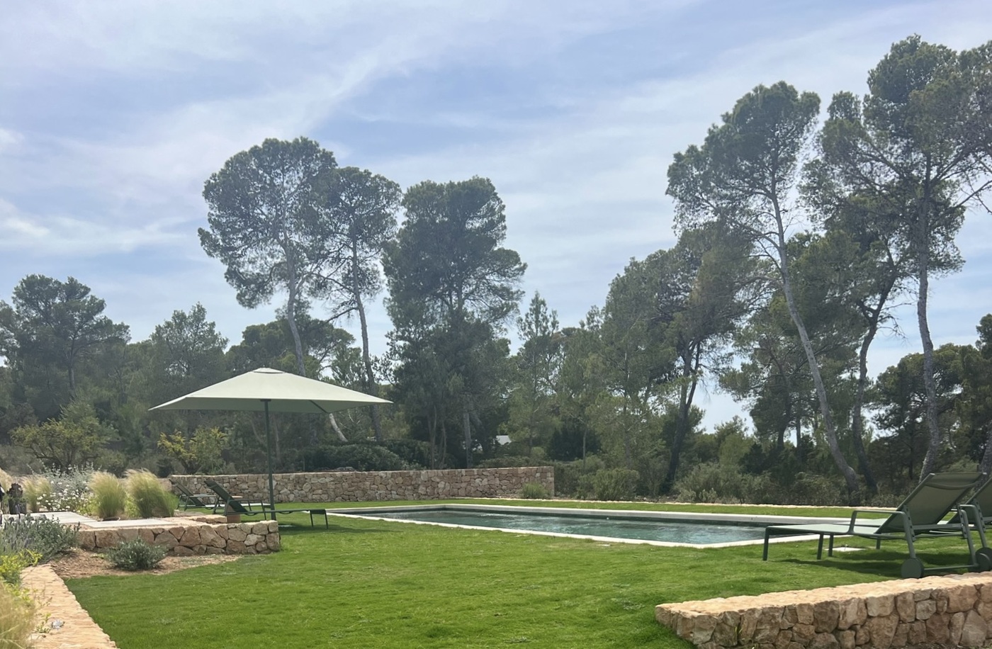 Es Rasus — piscine, pelouse et pinède