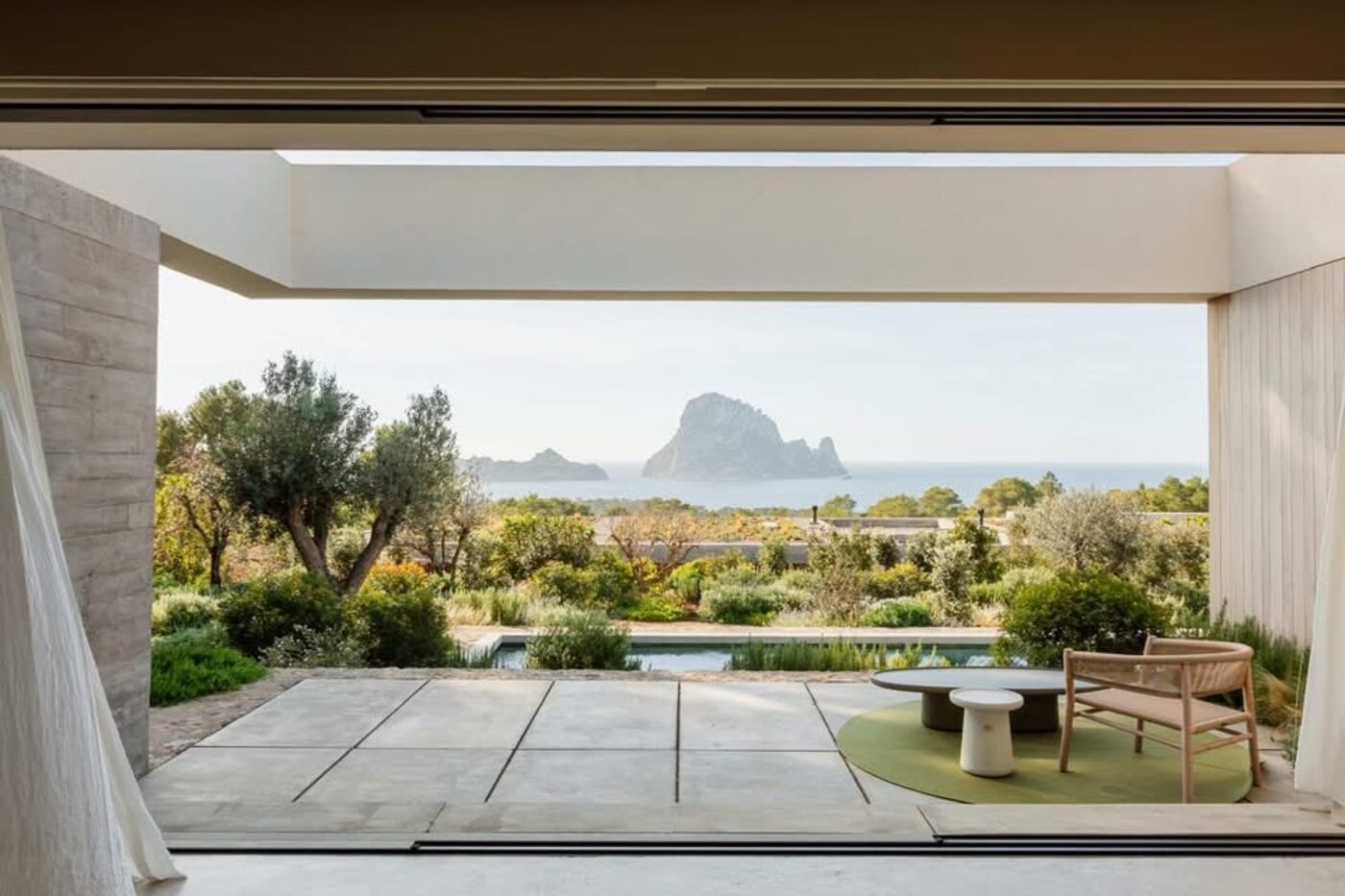 Terrasse et vue sur Es Vedrà, On the Rocks